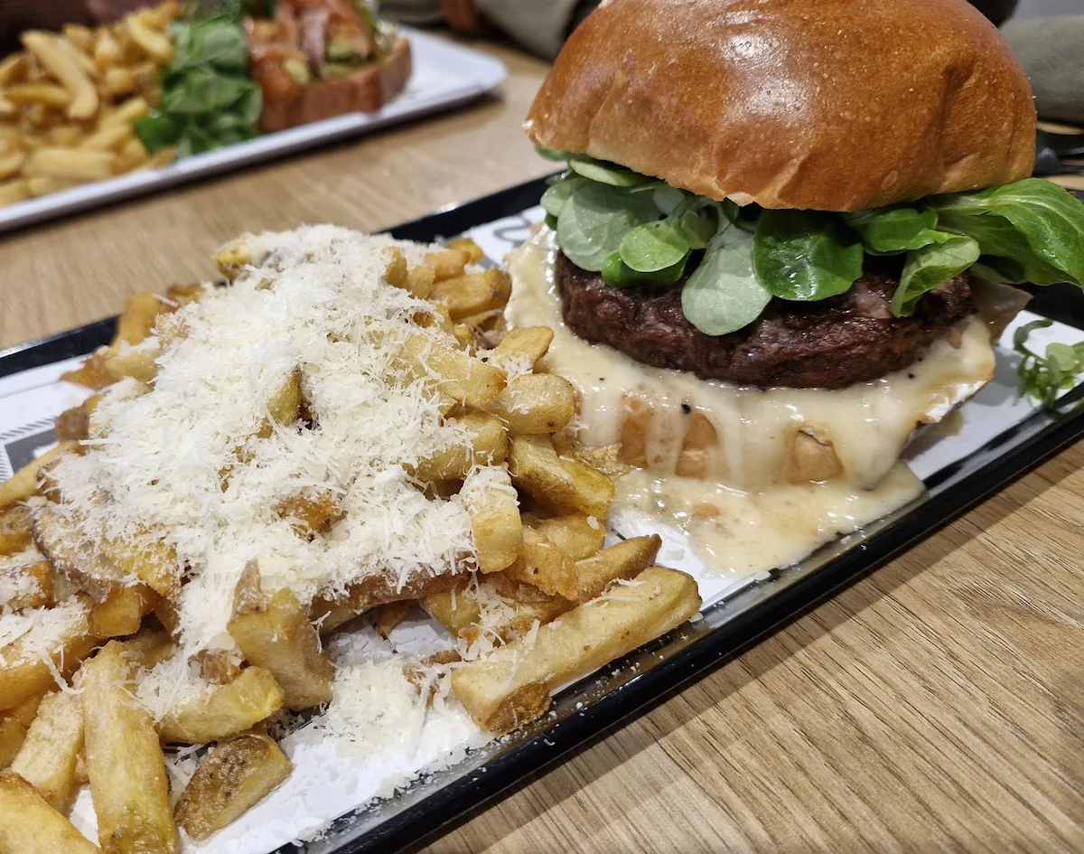 Burger du Fromager et frites maison au parmesan, Monvent Dunkerque