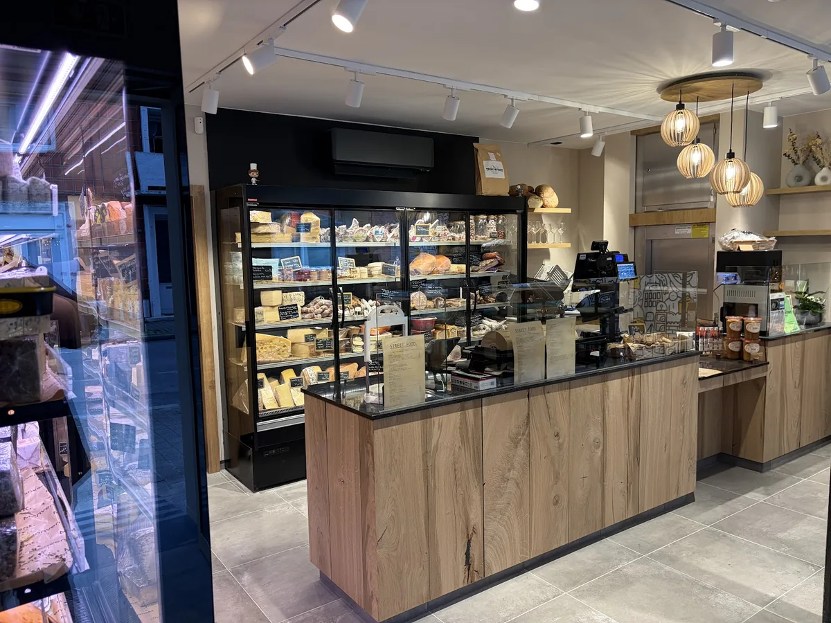 Comptoir et vitrine réfrigérée de fromages et charcuterie à l'intérieur de Monvent, Dunkerque