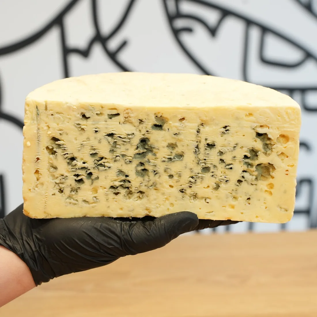 Fromage bleu affiné présenté au comptoir de la fromagerie Monvent à Dunkerque