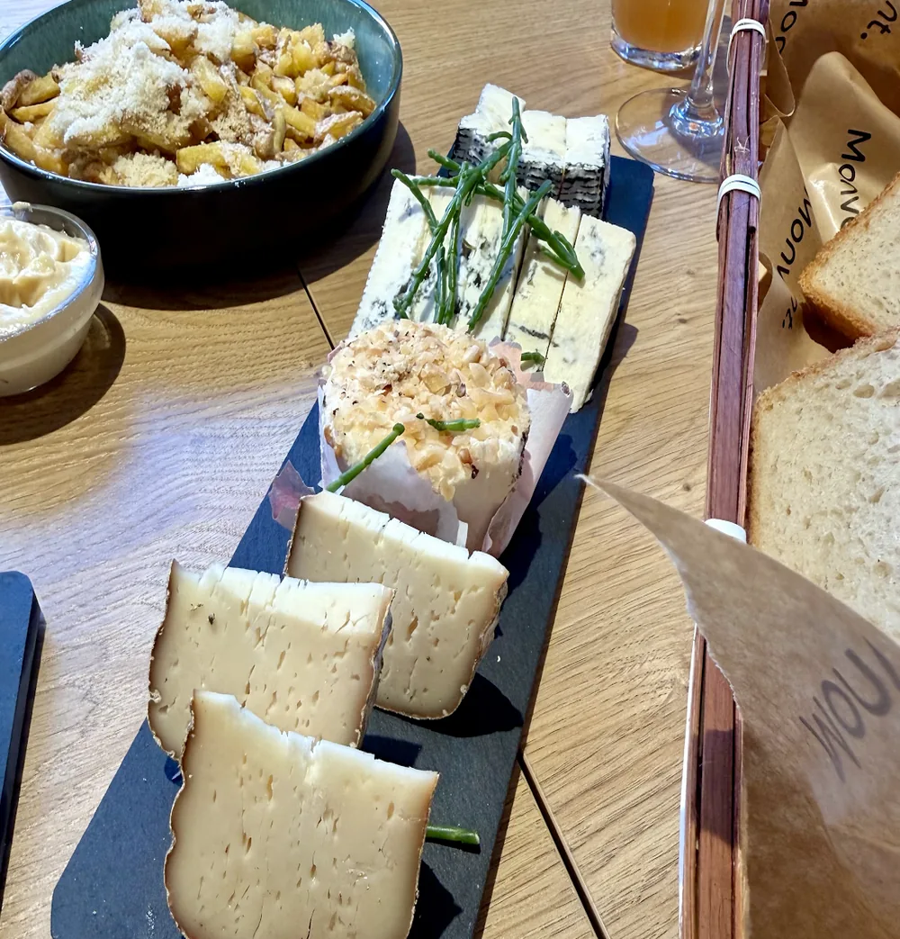 Planche de dégustation de fromages affinés servie à table chez Monvent, Dunkerque